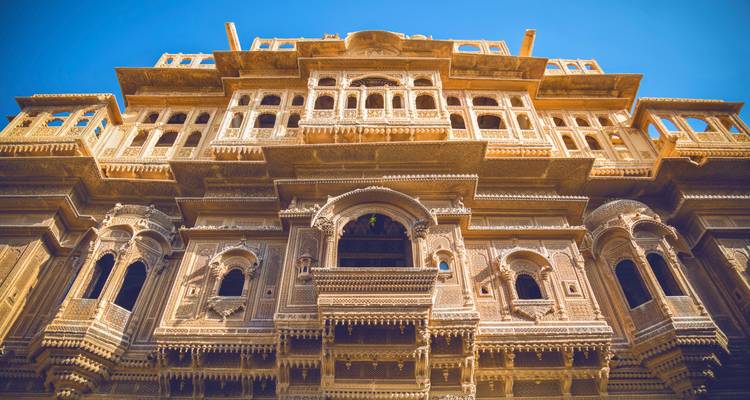 Fassade eines prächtigen Palastes mit kunstvollem Steinwerk.