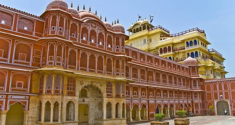 Levendige rode en gele gevels van Jaipur's City Palace in het felle daglicht.