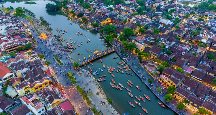 Vue aérienne de la rivière de Hoi An et des bateaux colorés.