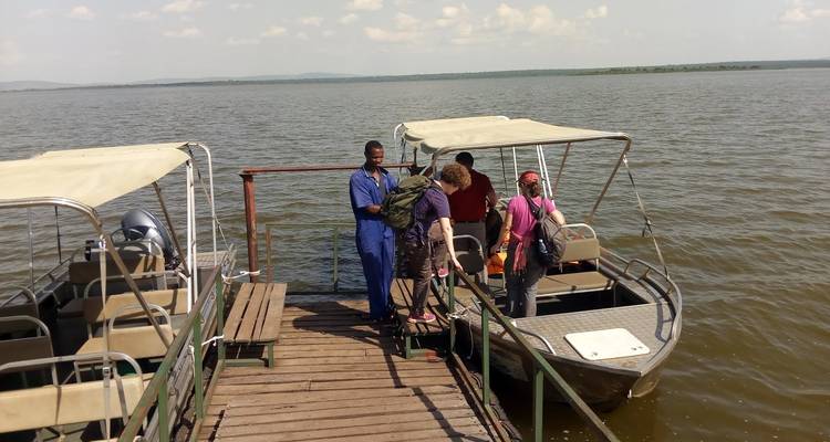 Menschen steigen an einem Dock in ein Boot ein.