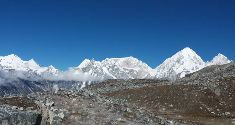 Bergketen met besneeuwde toppen onder een heldere hemel.