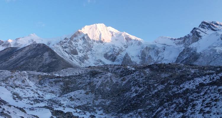 Schneebedeckter Berggipfel mit klarem blauen Himmel.