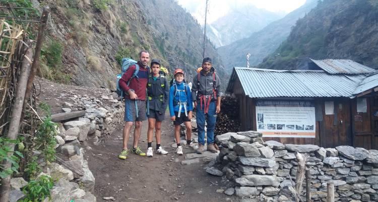 Wanderer in einer Bergregion neben einem Gebäude.