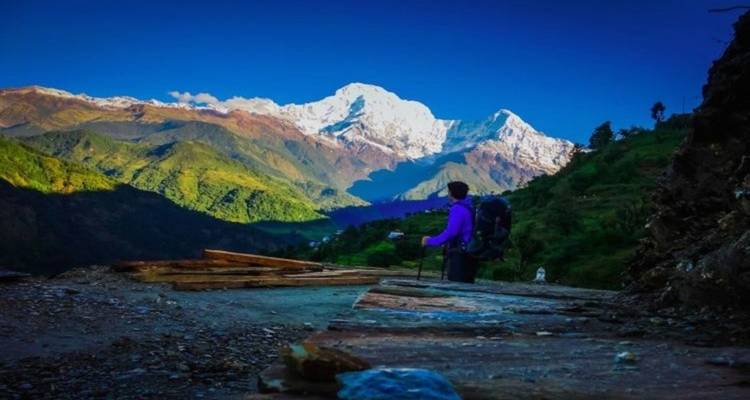 Wanderer auf einem Bergweg mit atemberaubender Landschaft