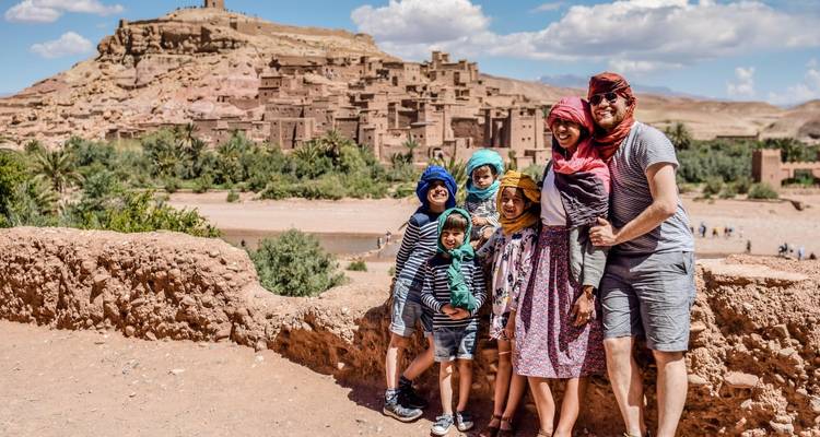 Familie steht vor antiken Stadtruinen.