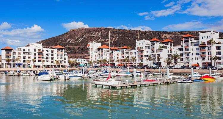 Malerischer Blick auf den Yachthafen mit lebendigen Gebäuden und Booten.