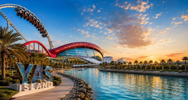 L'architecture moderne et le parc de montagnes russes palpitant de l'île de Yas se reflètent dans un canal tranquille au coucher du soleil.