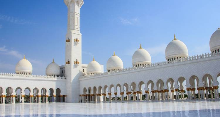 El patio de la Gran Mezquita del Jeque Zayed con cúpulas y minaretes.