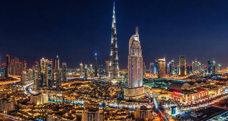 Panorama nocturne du centre-ville de Dubaï avec le Burj Khalifa entouré par les lumières scintillantes de la ville