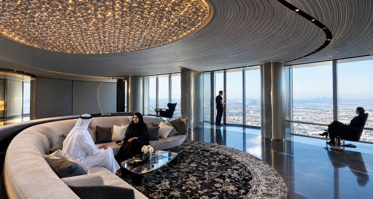 Salon de luxe surplombant la ville avec des baies vitrées du sol au plafond et une décoration contemporaine
