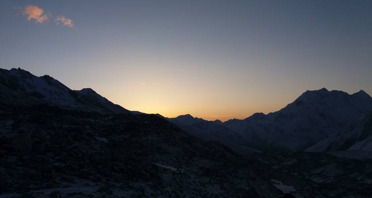 Bergen tijdens zonsondergang met met sneeuw bedekte toppen.