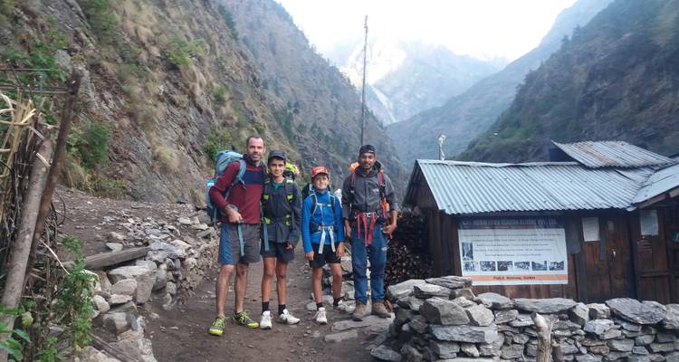 Groepsfoto van trekkers op een rotsachtig bergpad.