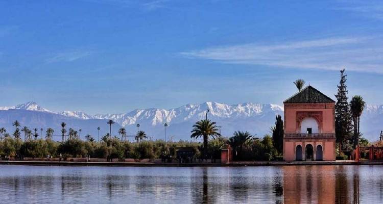 Mosquée de la Koutoubia avec des montagnes enneigées en arrière-plan.