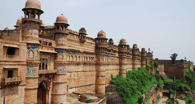 Gwalior Fort avec une architecture en pierre détaillée.
Or, for a more natural French phrasing:
Le fort de Gwalior avec son architecture de pierre détaillée.