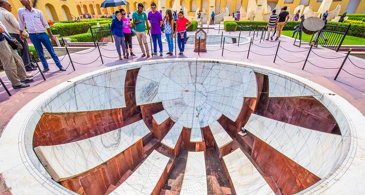 Un grupo de personas visitando un observatorio astronómico en Jaipur.