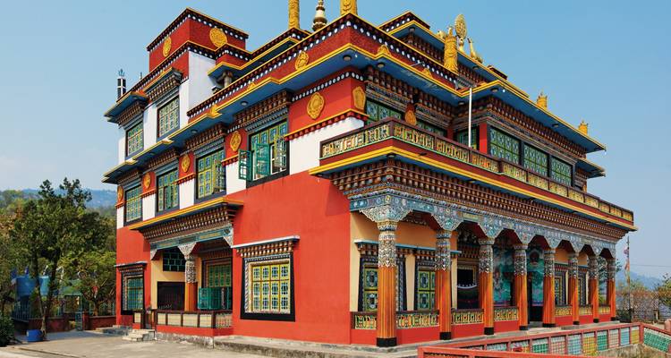 Farbenfrohe Klosteranlage mit detailreichen Kunstwerken