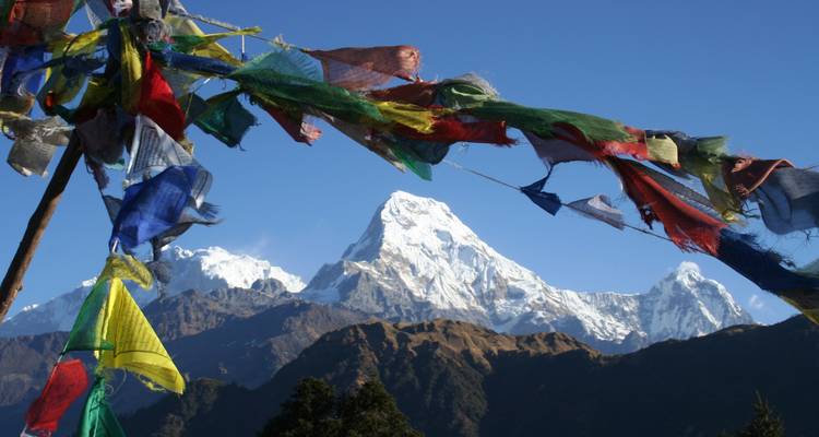 Berggipfel umgeben von bunten Gebetsfahnen in Nepal.