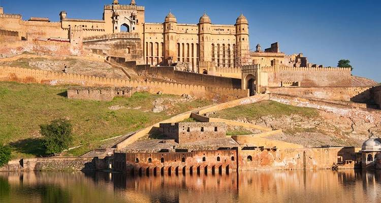 Amber Fort in Jaipur mit Spiegelung im Wasser.