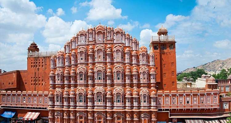 Hawa Mahal in Jaipur vor einem blauen Himmel.