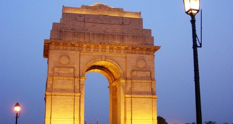India Gate in Neu-Delhi, nachts beleuchtet.