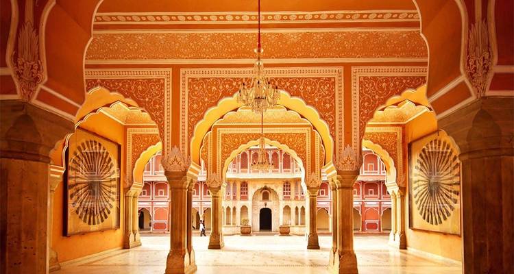 Inneres eines wunderschön dekorierten Palastes mit Bögen.