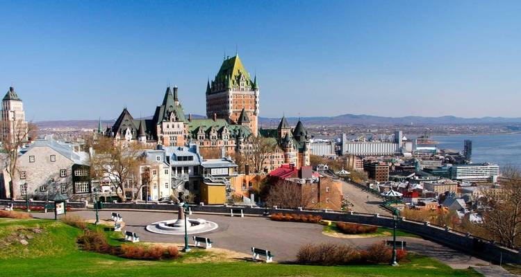 Vieille ville pittoresque dominée par un grand hôtel-château perché au-dessus du fleuve Saint-Laurent