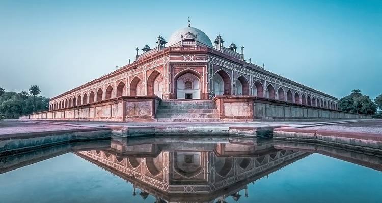 De symmetrische architectuur van Humayun's Tombe met reflectie in het water.