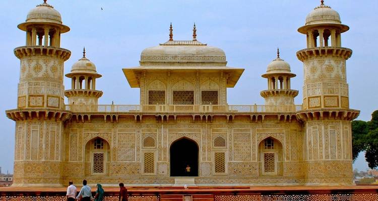 Sierlijk mausoleum algemeen bekend als de Baby Taj in Agra.