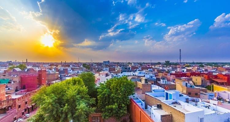 Horizonte urbano con edificios coloridos durante el atardecer