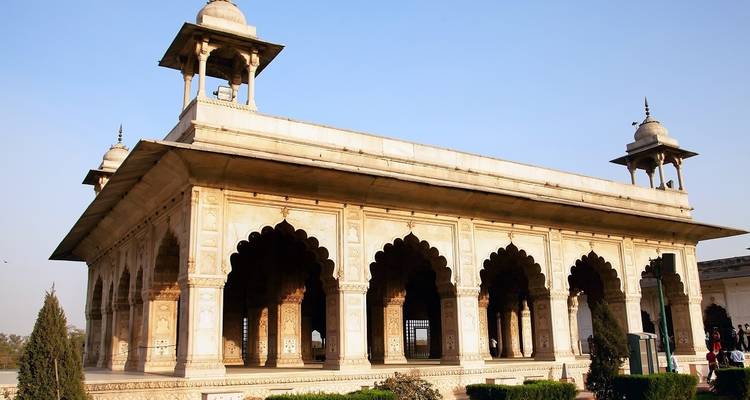 Arquitectura india con arcos y tallas
