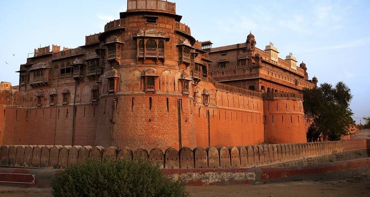 Majestuosa fortaleza de arenisca roja con iluminación del atardecer