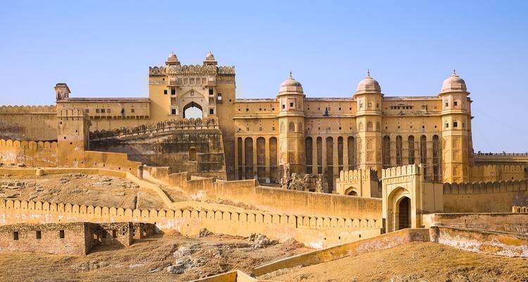 Massief zandstenen fort tegen een heldere hemel.