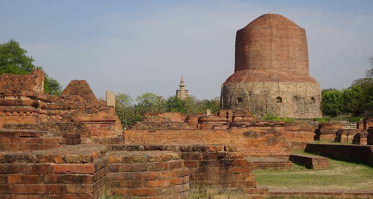 Antike Backsteinruinen mit einer großen Stupa.