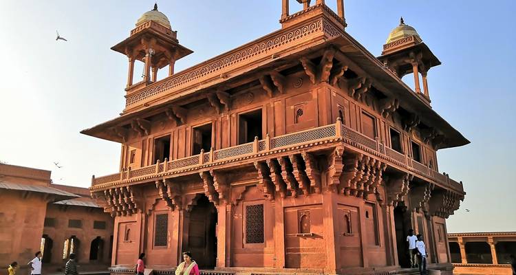 Historisches Festungsgebäude mit Bögen.