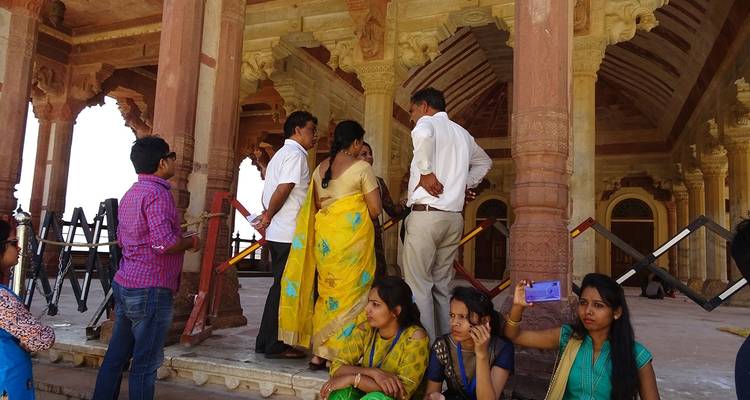 Menschen, die eine historische Stätte mit Steinsäulen besuchen.