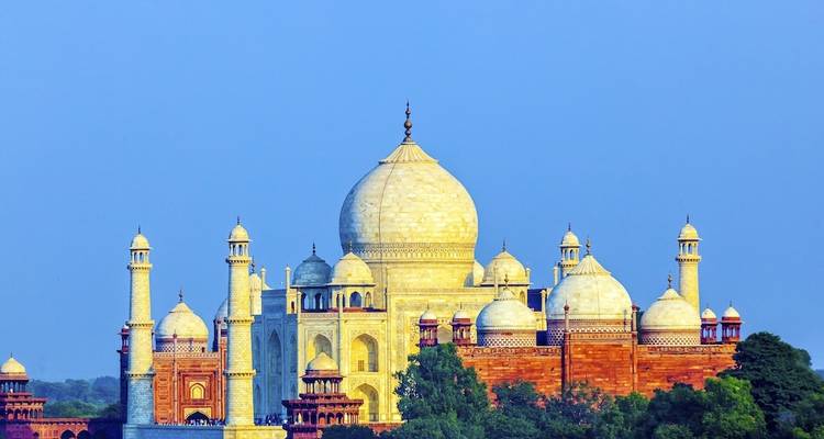 Berühmtes Mausoleum aus weißem Marmor mit einem klaren blauen Himmel.