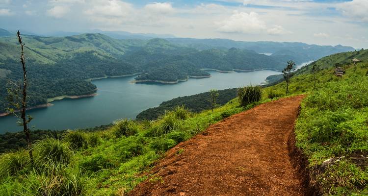 Malerische Aussicht auf einen Fluss, der sich durch üppige grüne Hügel schlängelt.