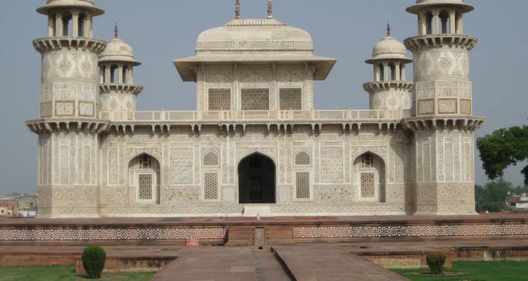 Historisches weißes Marmorgrabgebäude unter blauem Himmel.