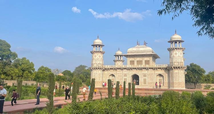 Landschaftsansicht des Itmad-ud-Daula-Mausoleums in Agra mit Besuchern.