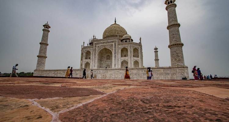 Taj Mahal aus einem niedrigen Blickwinkel mit gehenden Menschen.