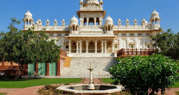 Jaswant Thada in Jodhpur mit üppigem Grün und klarem Himmel.