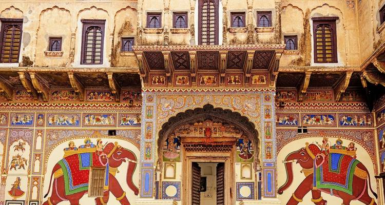 Farbenfrohe und verzierte Fassade eines traditionellen indischen Gebäudes.