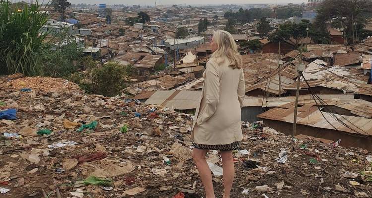Personne surplombant un paysage urbain caractérisé par des structures d'habitat informel.