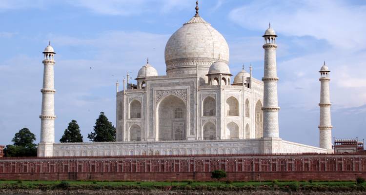 Taj Mahal avec ses jardins environnants et vue sur le ciel.