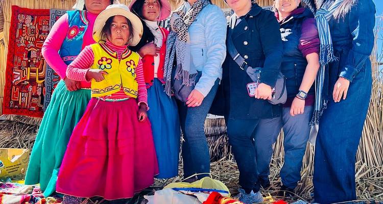 Un groupe de personnes avec des habitants en tenue traditionnelle.