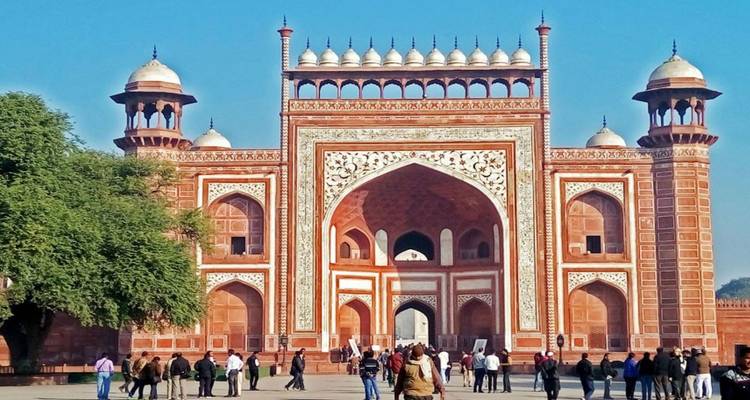 Buland Darwaza Eingang in Fatehpur Sikri mit mehreren Touristen.