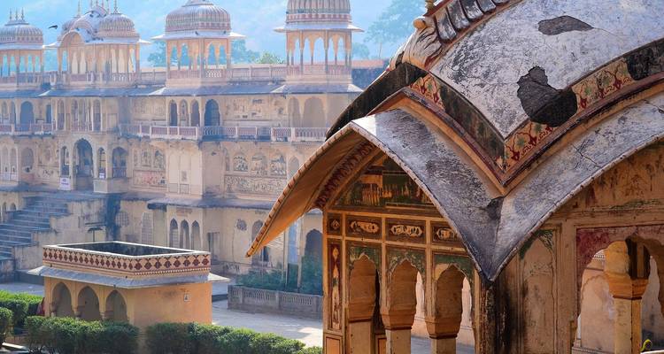 Prunkvolle Palastmauern mit kunstvollen Verzierungen, möglicherweise in Jaipur.