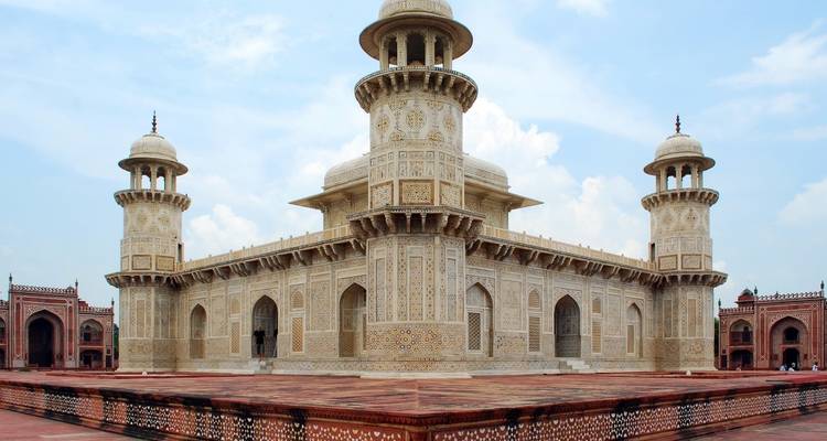 Itmad-ud-Daula's Tomb met delicate gravures.