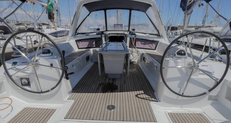 Cockpitgebied van een zeilboot met dubbele stuurwielen