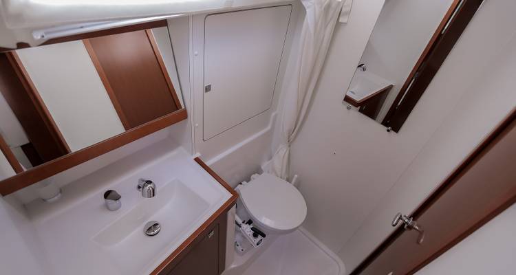 Compacte badkamer met een doucheruimte op een boot